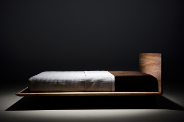 SLIM łóżko designerskie z litego drewna – szlachetniejsza wersja klasyki gatunku